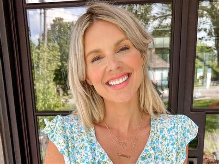 Ali Fedotowsky-Manno In Two-Piece Workout Gear Celebrates “2 Million Pounds Lifted” — Celebwell