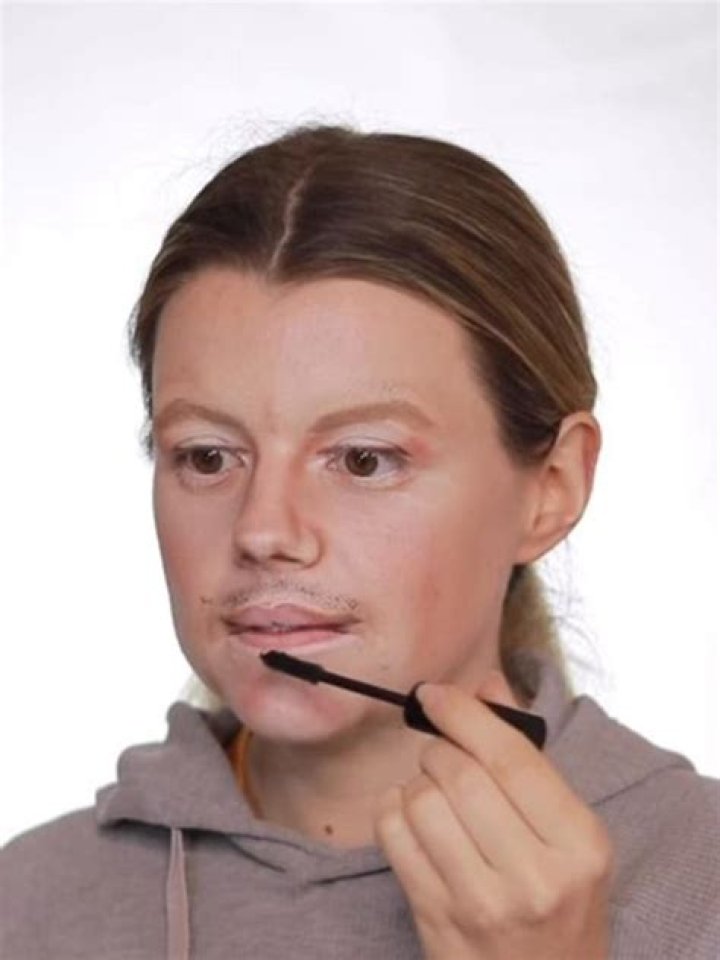 Carly Sarah - Bio, Facts, Family Life of Canadian Instagram Star & Makeup Artist