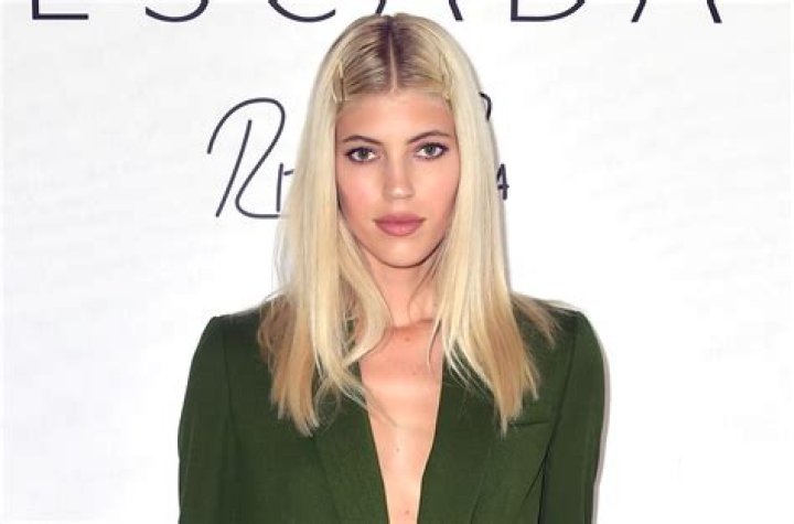 Devon Windsor in Bathing Suit is "Wow!!!!" — Celebwell