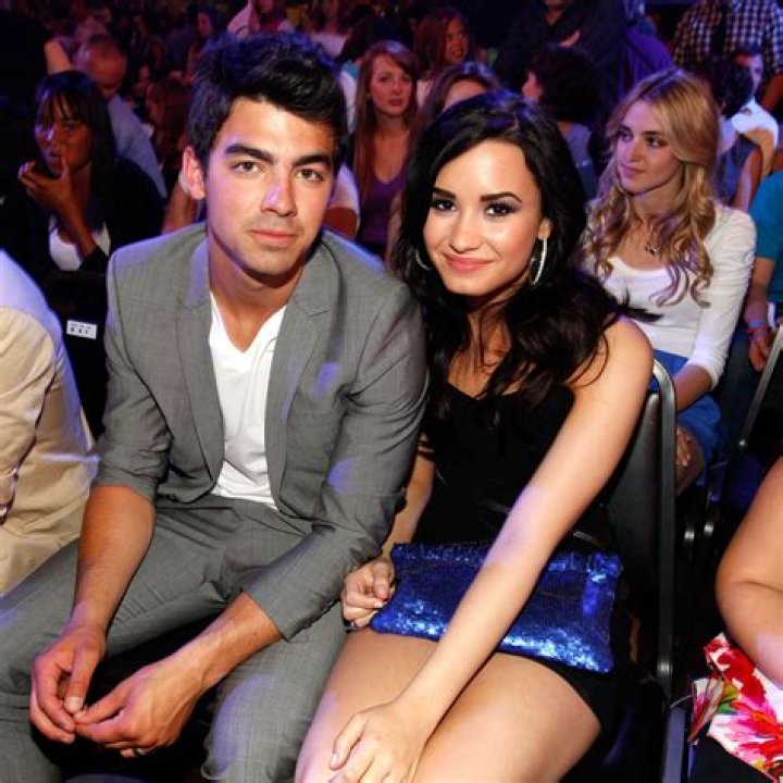 Did Chelsea Kane and Joe Jonas date? – Celebrity
