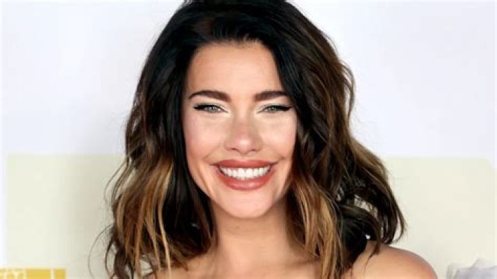 Jacqueline Macinnes Wood in Workout Gear Says "Happy Sunday"