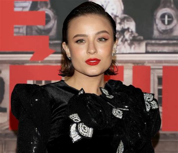 Larissa Manoela in Bathing Suit Says "I'm Warming Up" — Celebwell