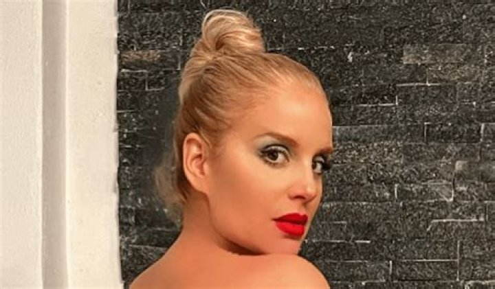 Malillany Marín in Bathing Suit Says "Morning" — Celebwell