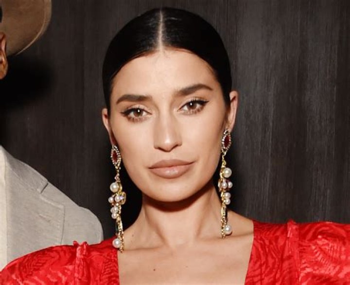 Nicole Williams English in Bathing Suit is "Gorgeous" — Celebwell