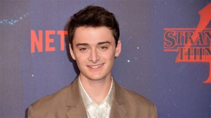 Noah Schnapp Biography - Facts, Childhood, Family Life & Achievements