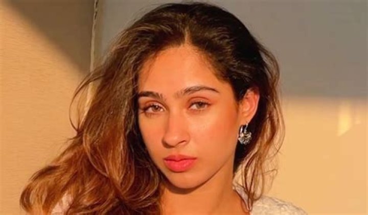 Pashmina Roshan Shares Swimsuit Photo Asking "Do You Feel Bonita?"