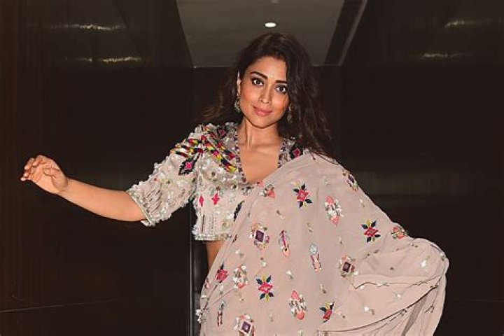 Shriya Saran in Bathing Suit Has a "Wonderful Day" — Celebwell