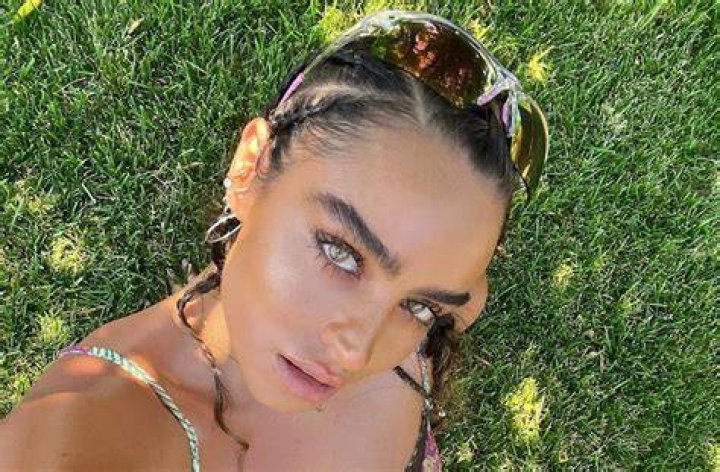 Sommer Ray Shares Swimsuit Photo "Tuuubin’"