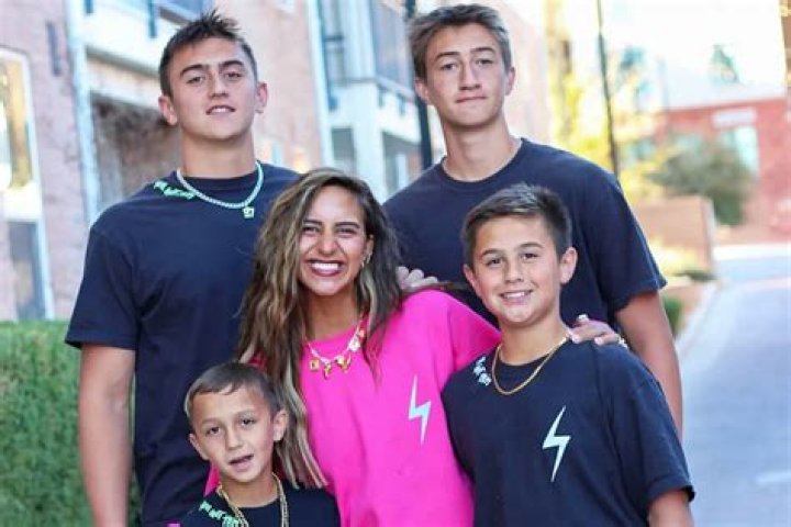 Tia Stokes – Bio, Facts, Family Life, Career