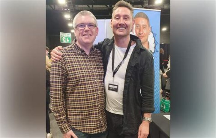 Two Doors Down creator Simon Carlyle Cause of Death, How Did Simon Carlyle Die?